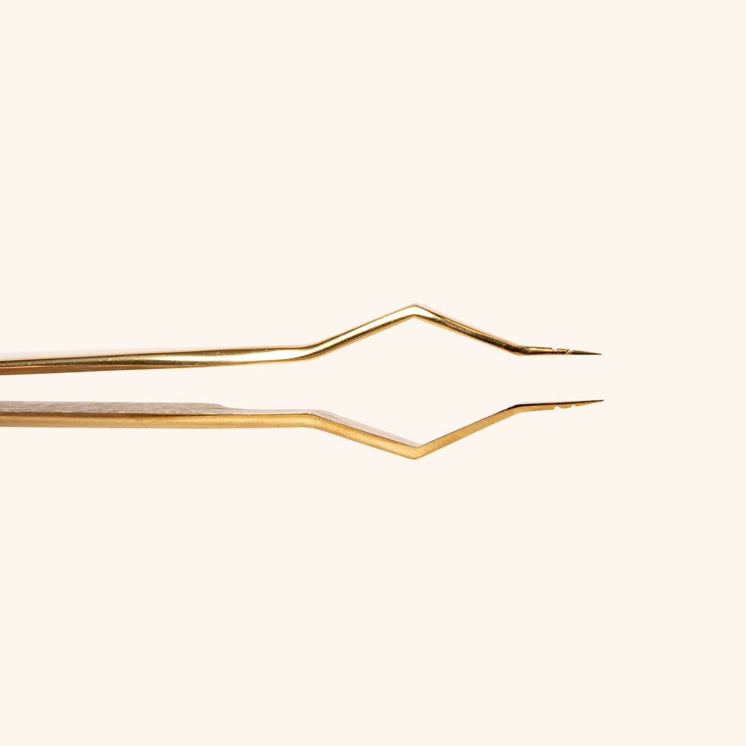 picture from the top on the isolation tweezers by London Lash
