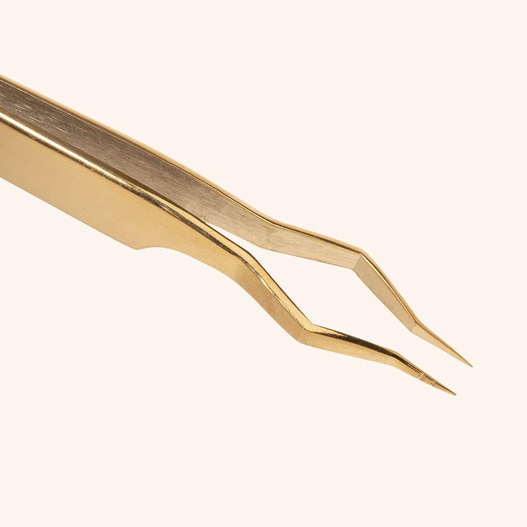 tip of the isolation tweezers showing the notches on the outside of the tips of the tweezers provide exceptional grip