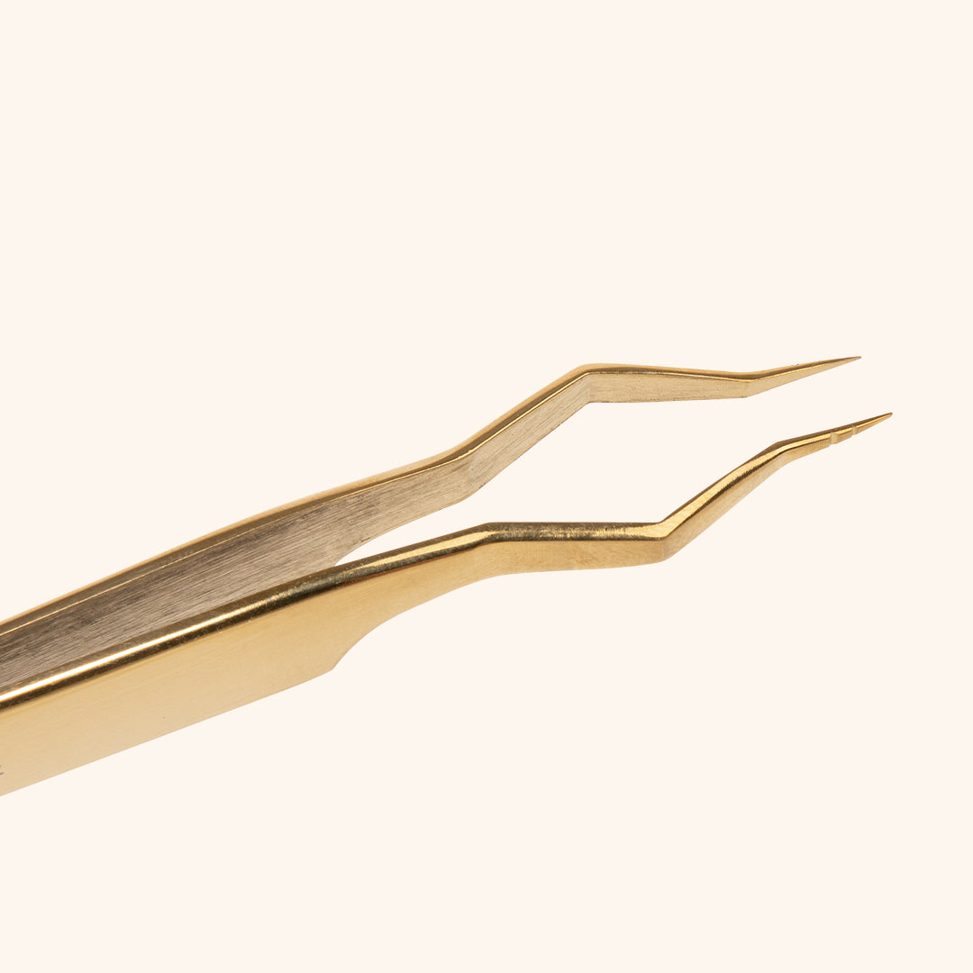 the notches on the outside tips of the isolation tweezers in gold colour