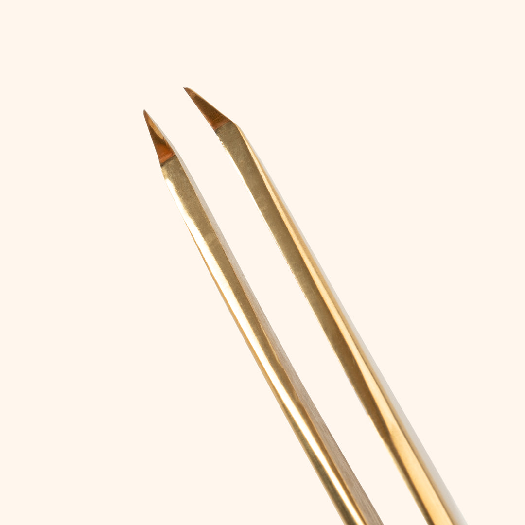 close up to the tip of volume tweezers