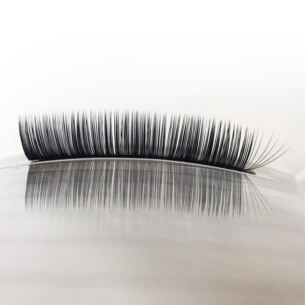 the best curved acrylic palette with a strip of volume lashes on the surface