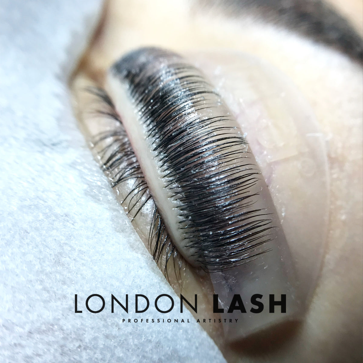 Close-up of lashes enhanced by InLei Lash Fixing Gel, showcasing smooth and defined alignment during lamination.